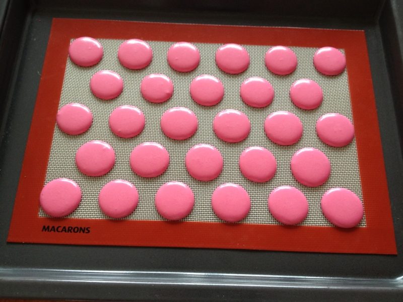 Steps for Making Macarons (Italian)