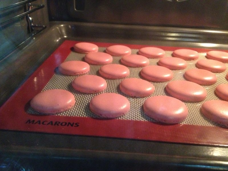 Steps for Making Macarons (Italian)