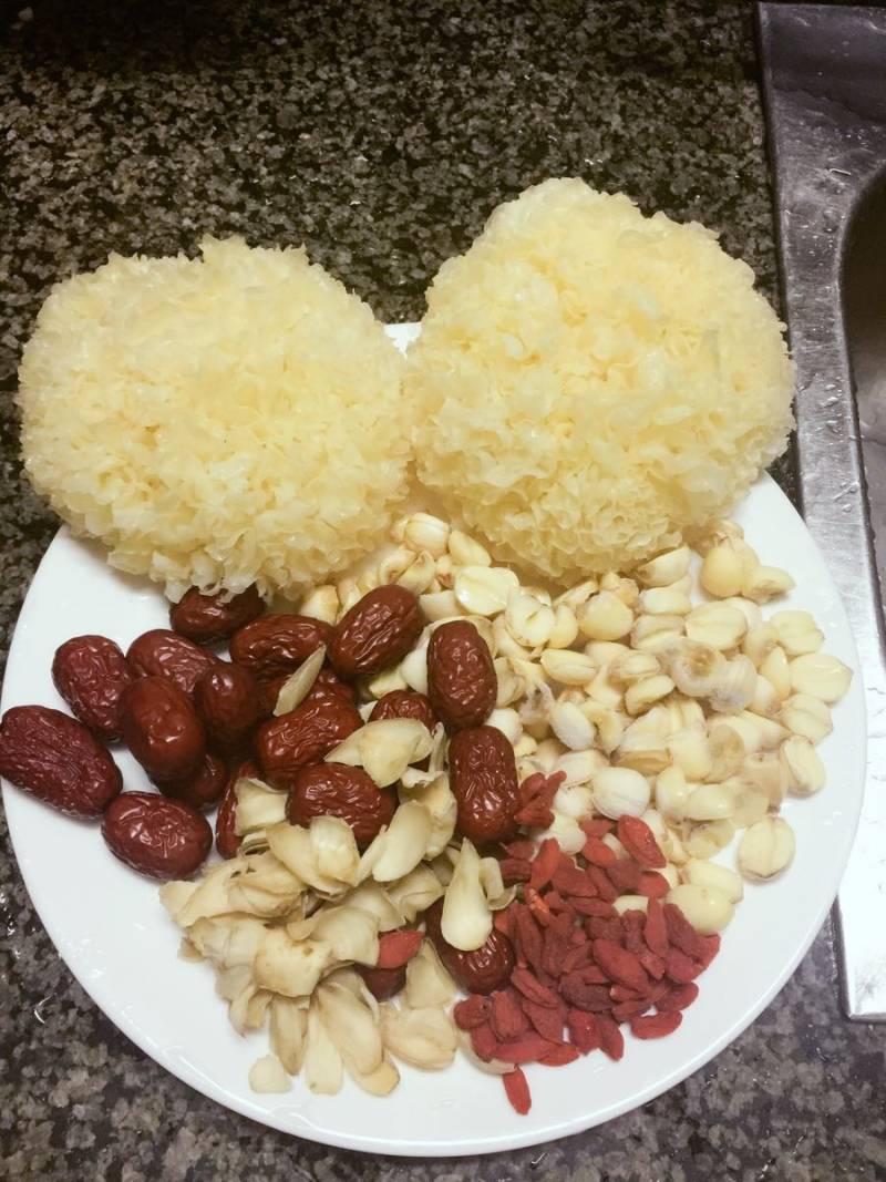 Steps for Cooking Lily, Tremella and Lotus Seed Candy