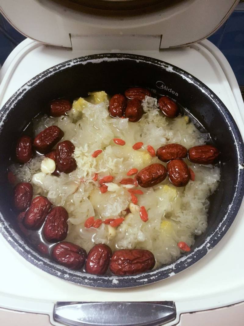 Steps for Cooking Lily, Tremella and Lotus Seed Candy