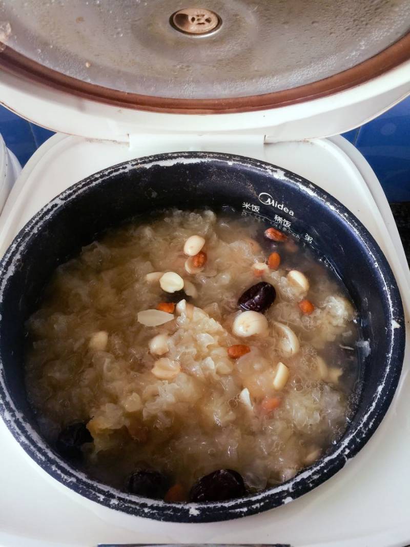 Steps for Cooking Lily, Tremella and Lotus Seed Candy