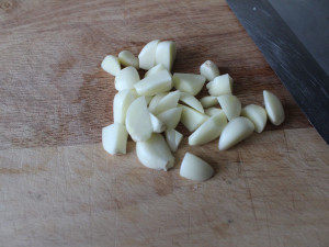 Steps for Making Garlic Stir-Fried Amaranth