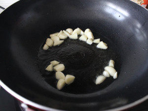 Steps for Making Garlic Stir-Fried Amaranth