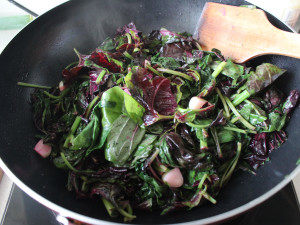 Steps for Making Garlic Stir-Fried Amaranth