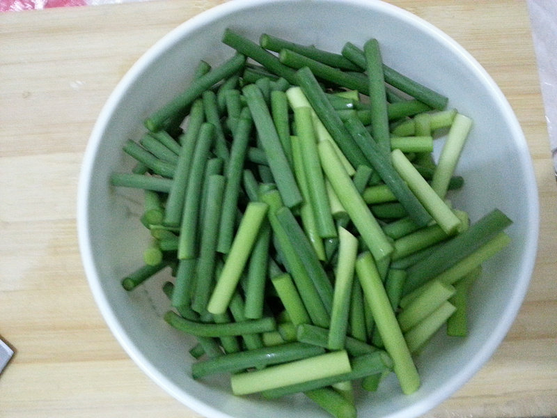 Steps for cooking Garlic Scapes Stir-Fried Pork Strips