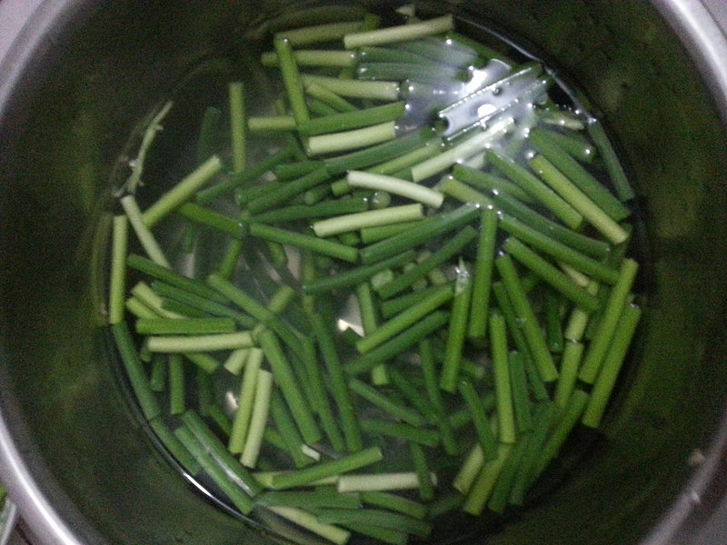 Steps for cooking Garlic Scapes Stir-Fried Pork Strips