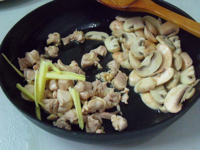 Steps for Making Chicken and Mushroom Stir-Fry