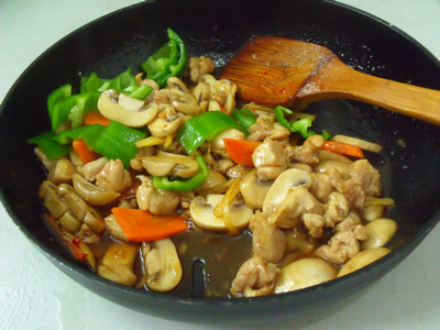 Steps for Making Chicken and Mushroom Stir-Fry