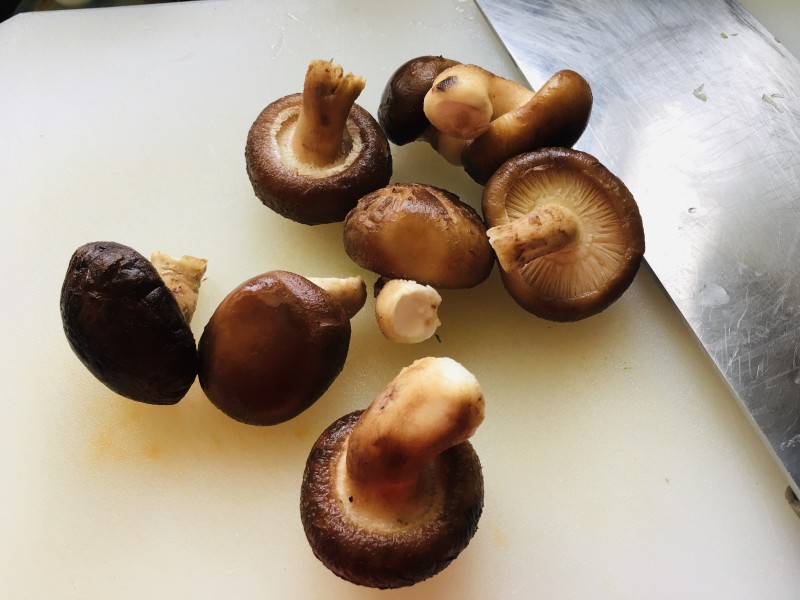 Steps for Cooking Shiitake Mushroom and Oilseed Rape