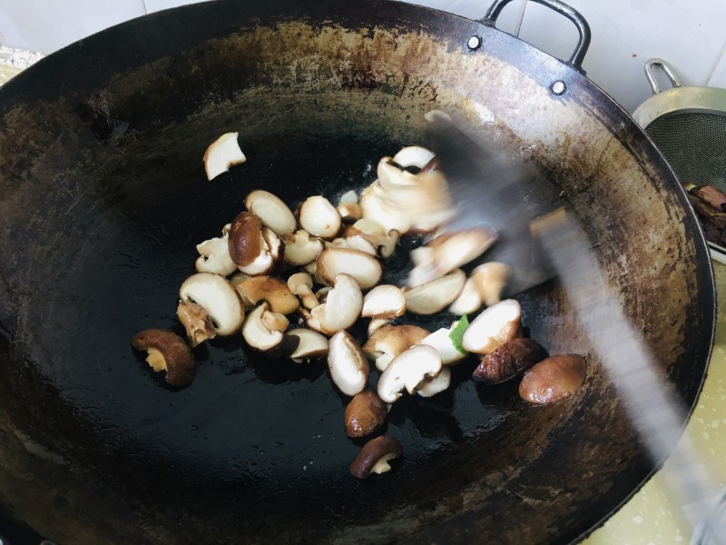 Steps for Cooking Shiitake Mushroom and Oilseed Rape