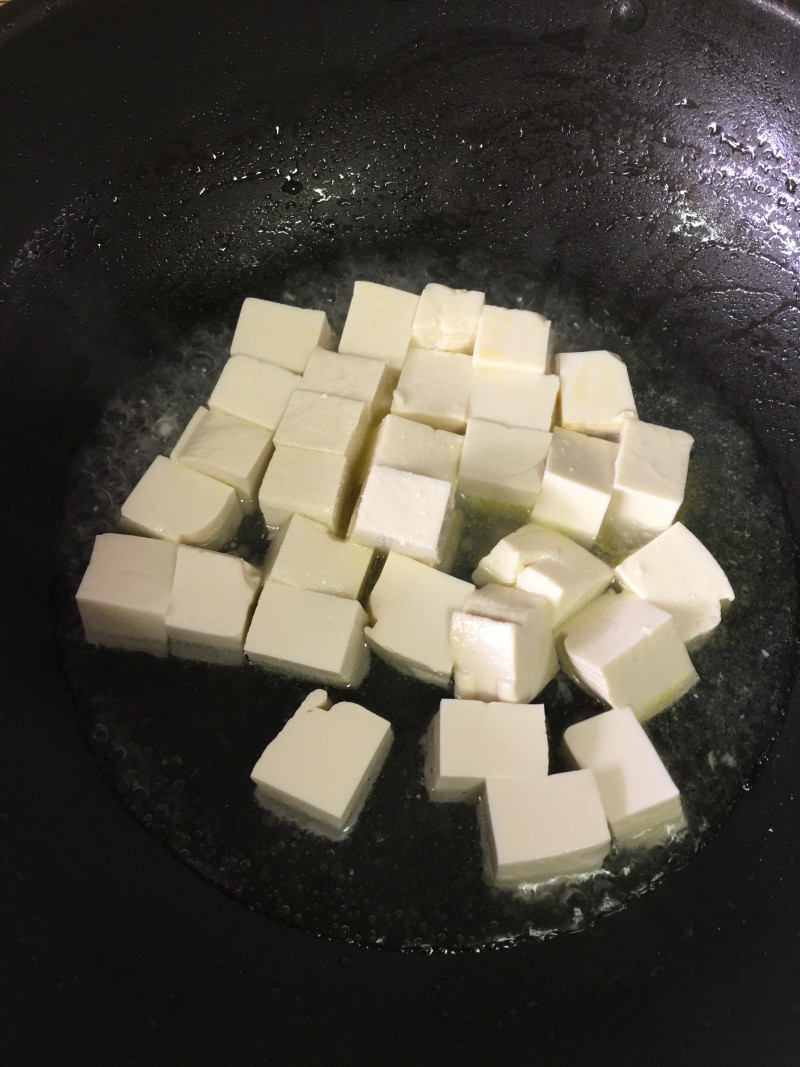 Steps for Making Salted Egg Yolk Shrimp Tofu