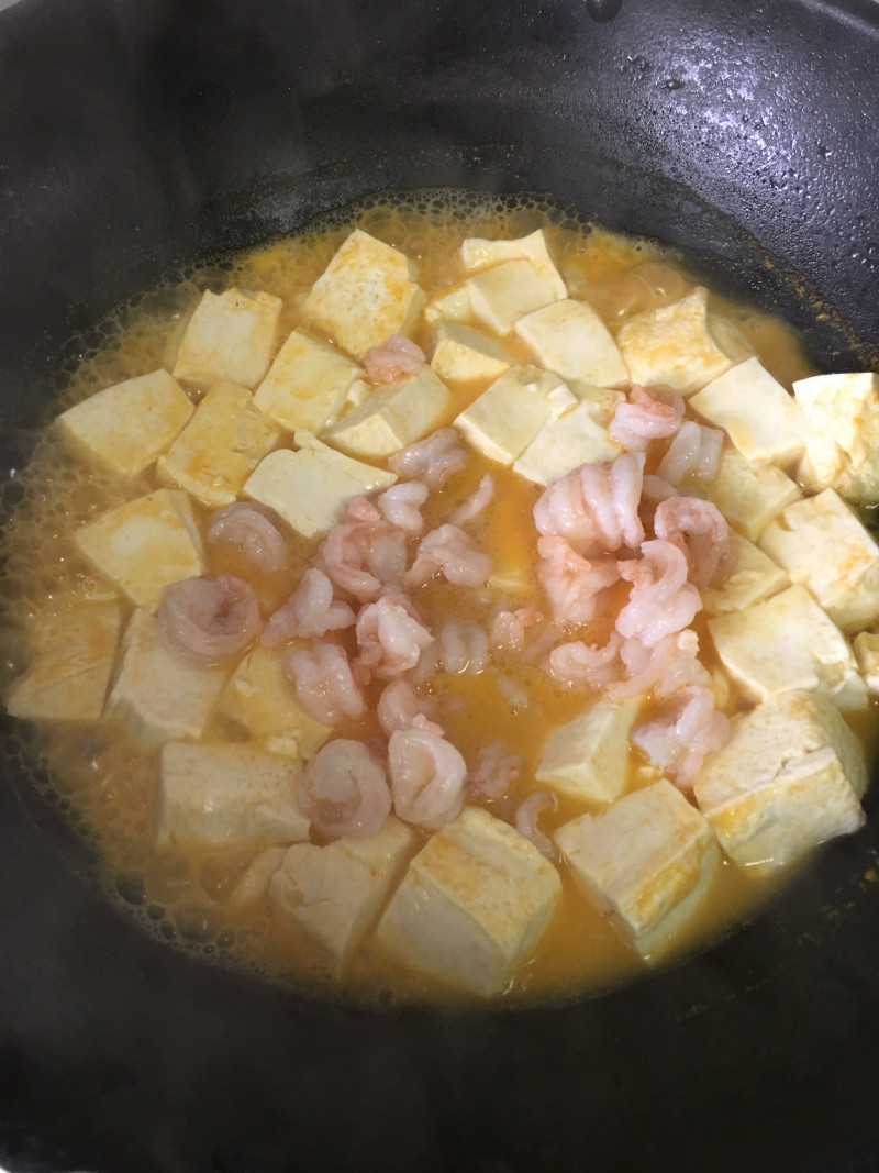 Steps for Making Salted Egg Yolk Shrimp Tofu