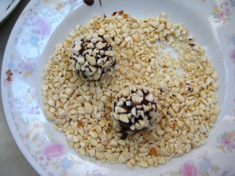 Homemade Version of Famous Brand Snack—Cake Chocolate Snowballs (Imitation Ferrero) Preparation Steps