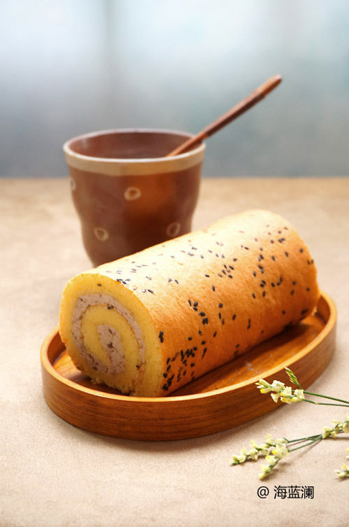 Banana Stuffed Cake Roll