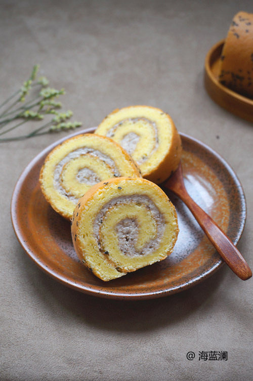 Banana Stuffed Cake Roll