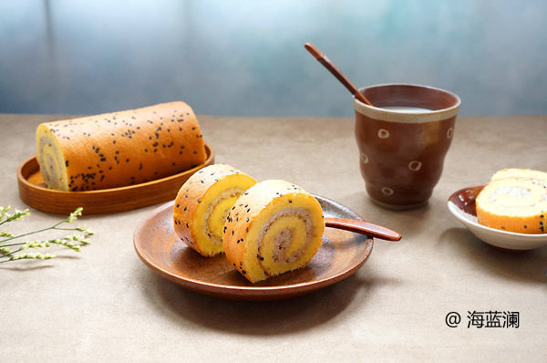 Banana Stuffed Cake Roll