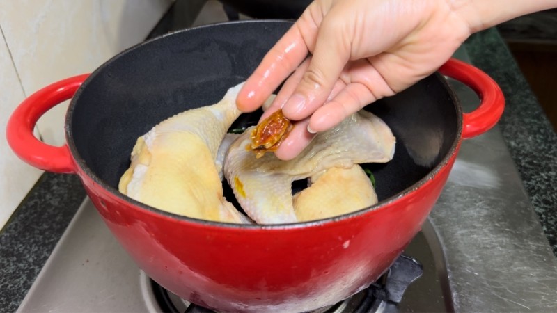 Steps for Cooking Salt-Baked Chicken Legs