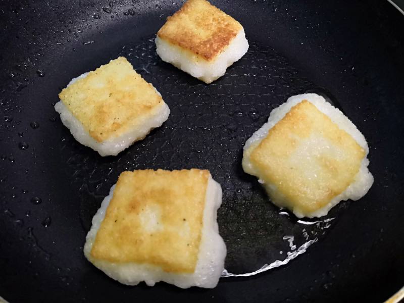 Steps for Cooking Sugar-Coated Rice Cake with Crispy Filling