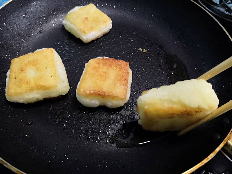 Steps for Cooking Sugar-Coated Rice Cake with Crispy Filling