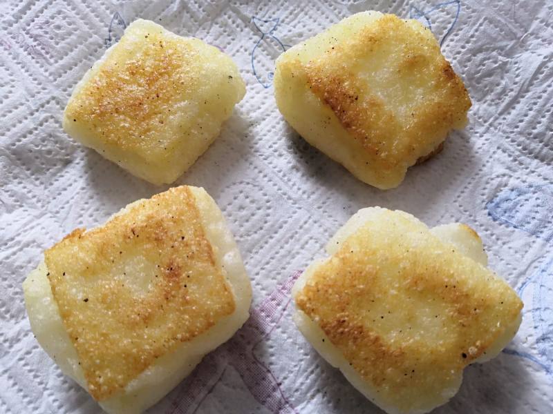 Steps for Cooking Sugar-Coated Rice Cake with Crispy Filling