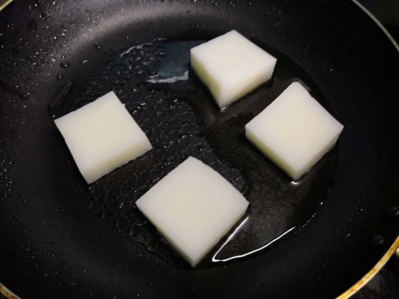 Steps for Cooking Sugar-Coated Rice Cake with Crispy Filling