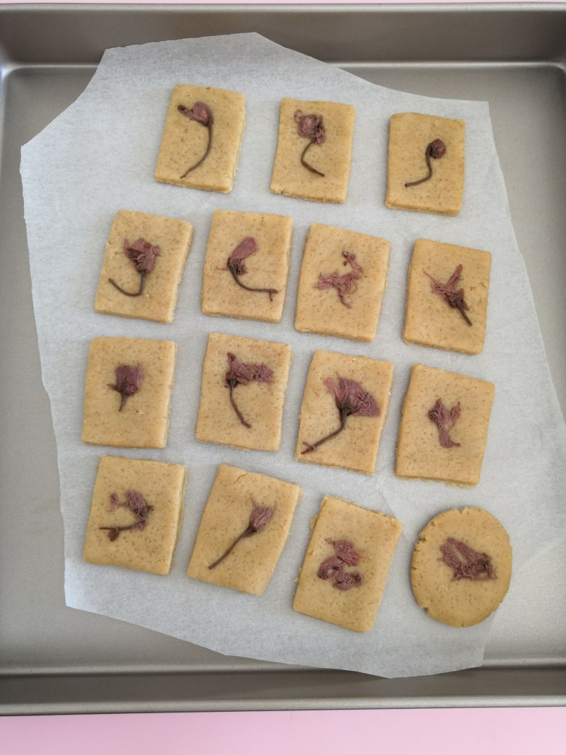 Steps for Making Sakura Crispy Cookies