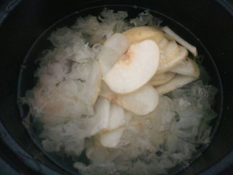 Steps for Cooking Sweet Soup with Snow Pear and Tremella