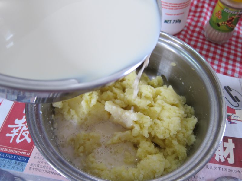 Steps for Making Soft and Creamy Mashed Potatoes with a Rich Milk Flavor