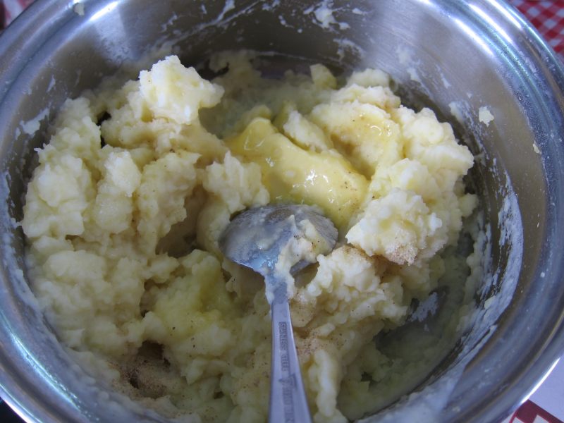 Steps for Making Soft and Creamy Mashed Potatoes with a Rich Milk Flavor