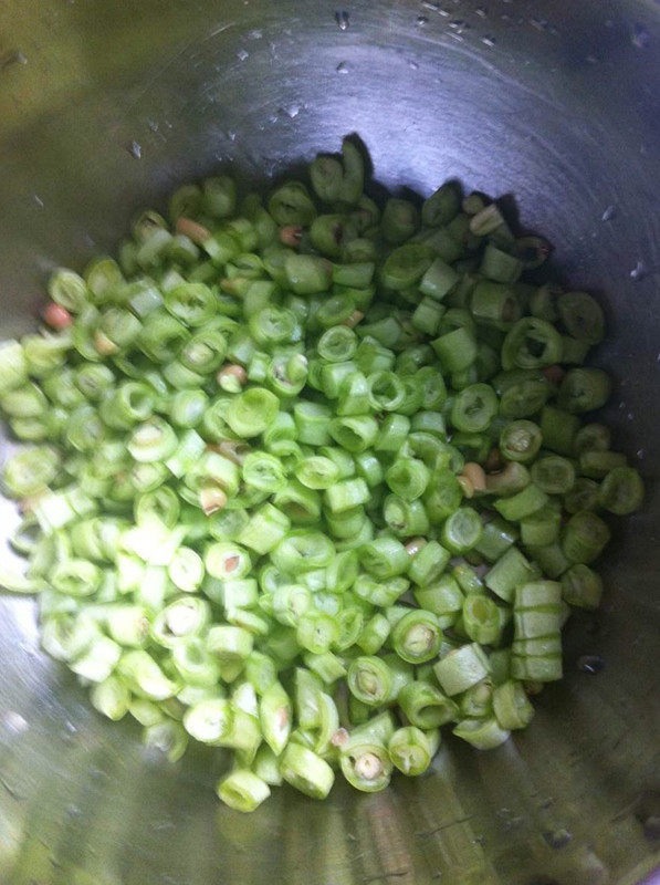 Steps for Making Beef Sauce Green Bean Bun