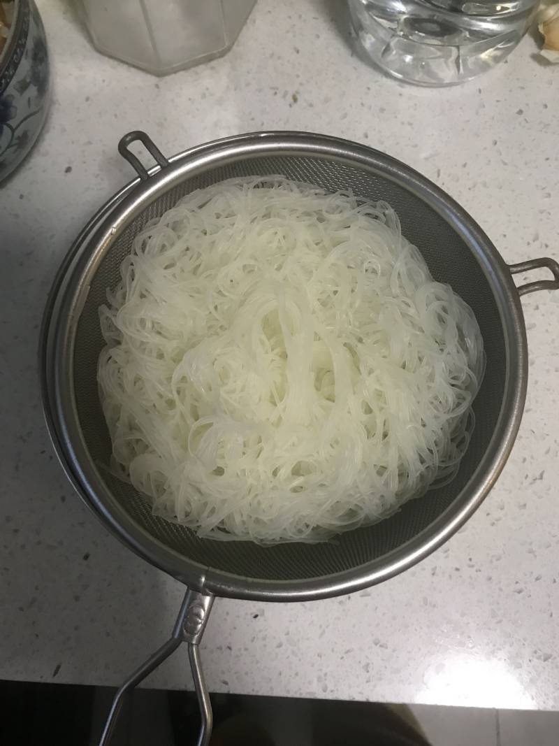 Steps for Making Seafood Mixed Rice Noodles