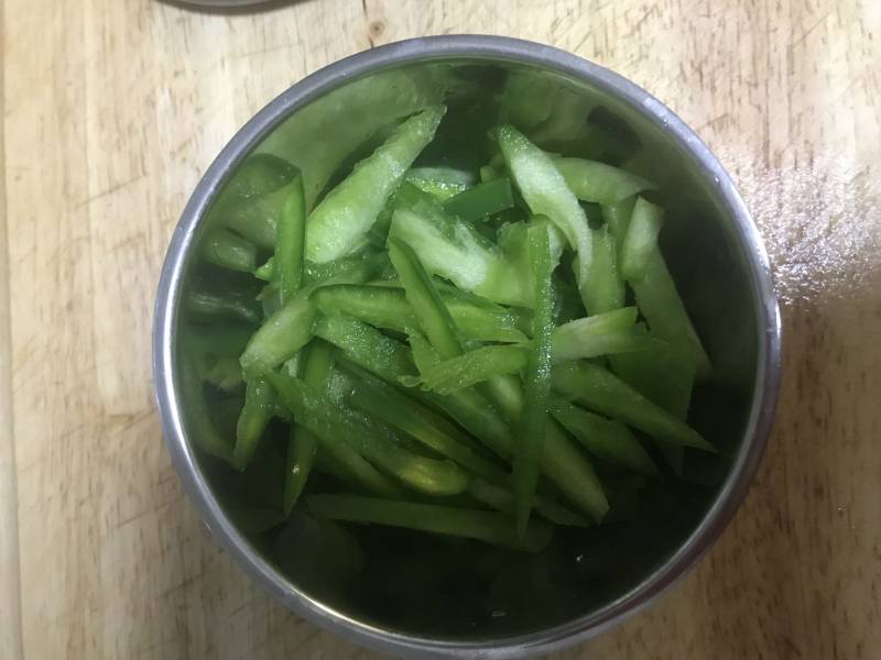 Steps for Making Seafood Mixed Rice Noodles