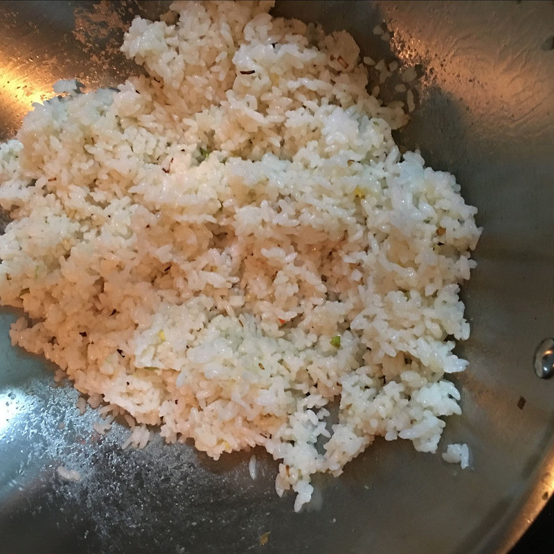 Detailed Steps for Cooking Colorful Fried Rice