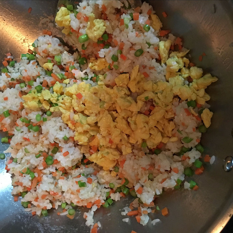 Detailed Steps for Cooking Colorful Fried Rice