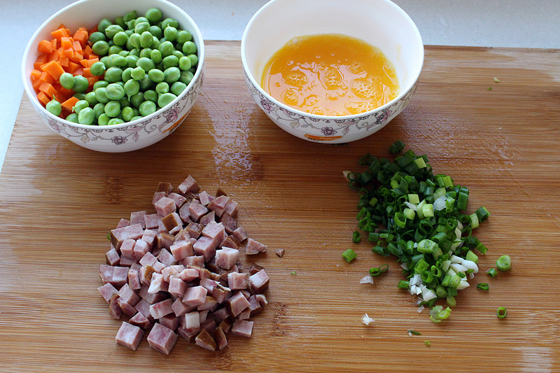 Detailed Steps for Cooking Fried Rice with Colorful Sausages - A Delicate Dinner for One