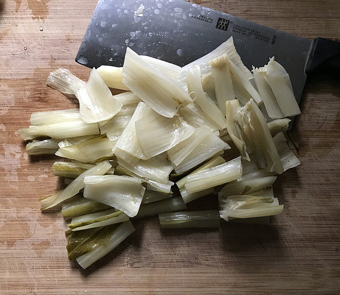 Steps for Making Duck Leg and Pickled Vegetable Soup