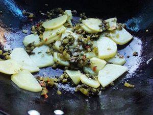 Steps for making Pickled Vegetable Fried Potato Slices