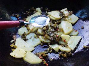 Steps for making Pickled Vegetable Fried Potato Slices