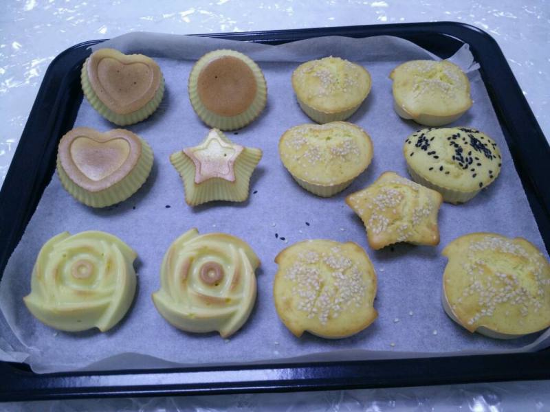 Steps for Making Sesame Sponge Cupcakes