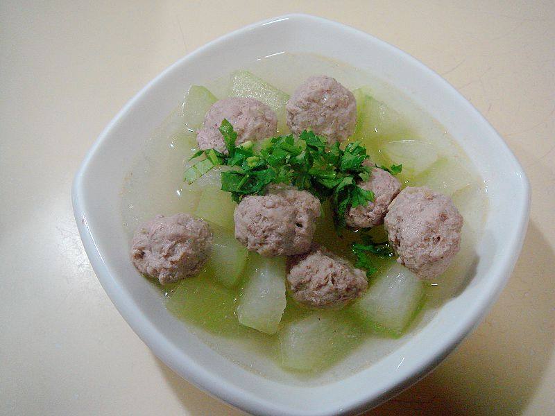 Detailed Steps for Cooking Home-style Dish "Winter Melon and Meatball Soup"