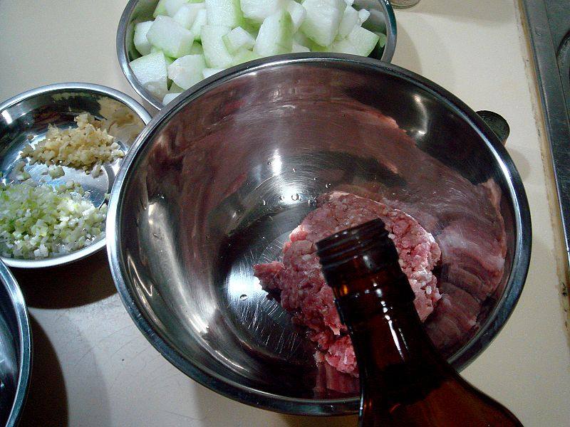 Detailed Steps for Cooking Home-style Dish "Winter Melon and Meatball Soup"