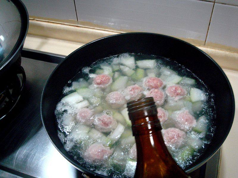 Detailed Steps for Cooking Home-style Dish "Winter Melon and Meatball Soup"