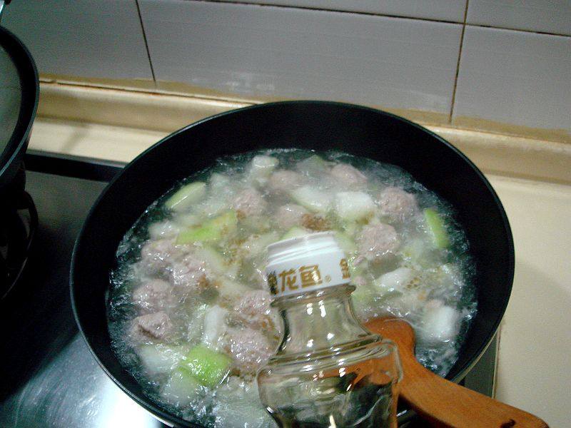 Detailed Steps for Cooking Home-style Dish "Winter Melon and Meatball Soup"