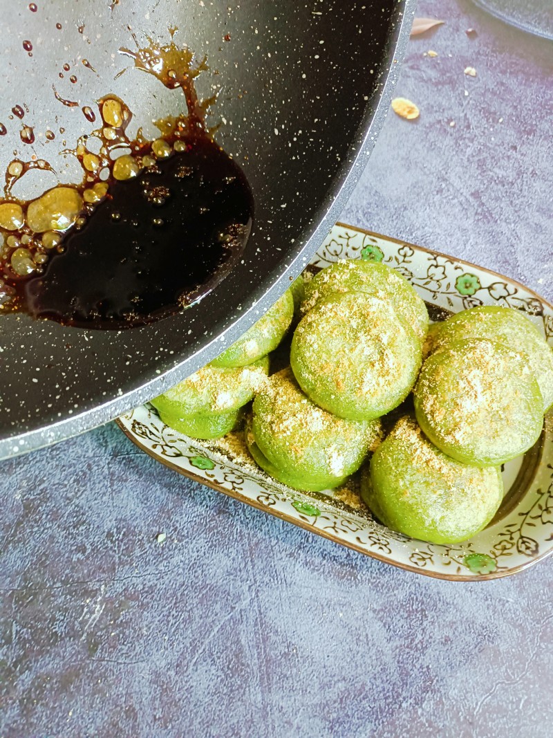 Steps for Making Red Sugar and Mugwort Rice Cake