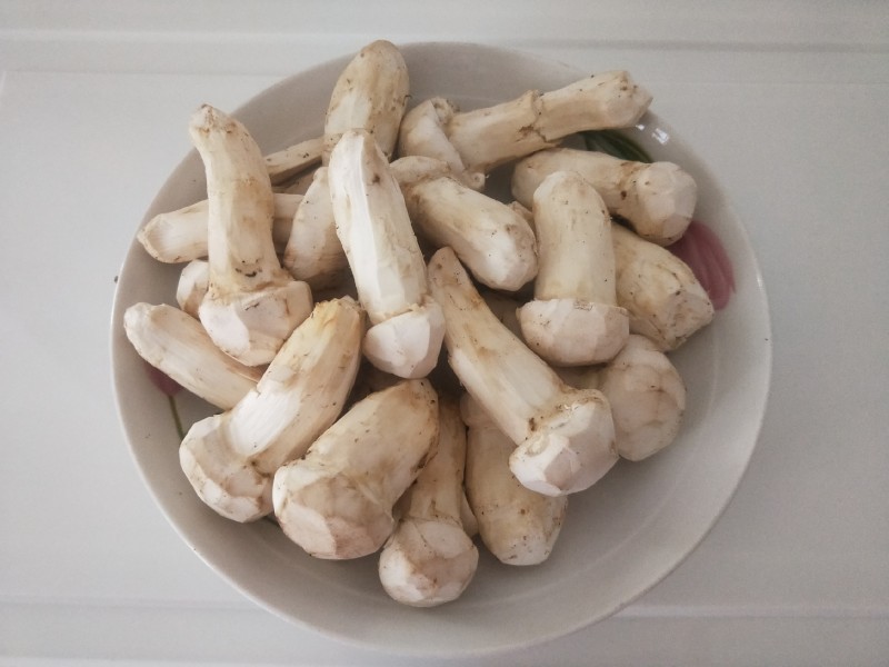 Steps for Making Butter Fried Matsutake Mushrooms