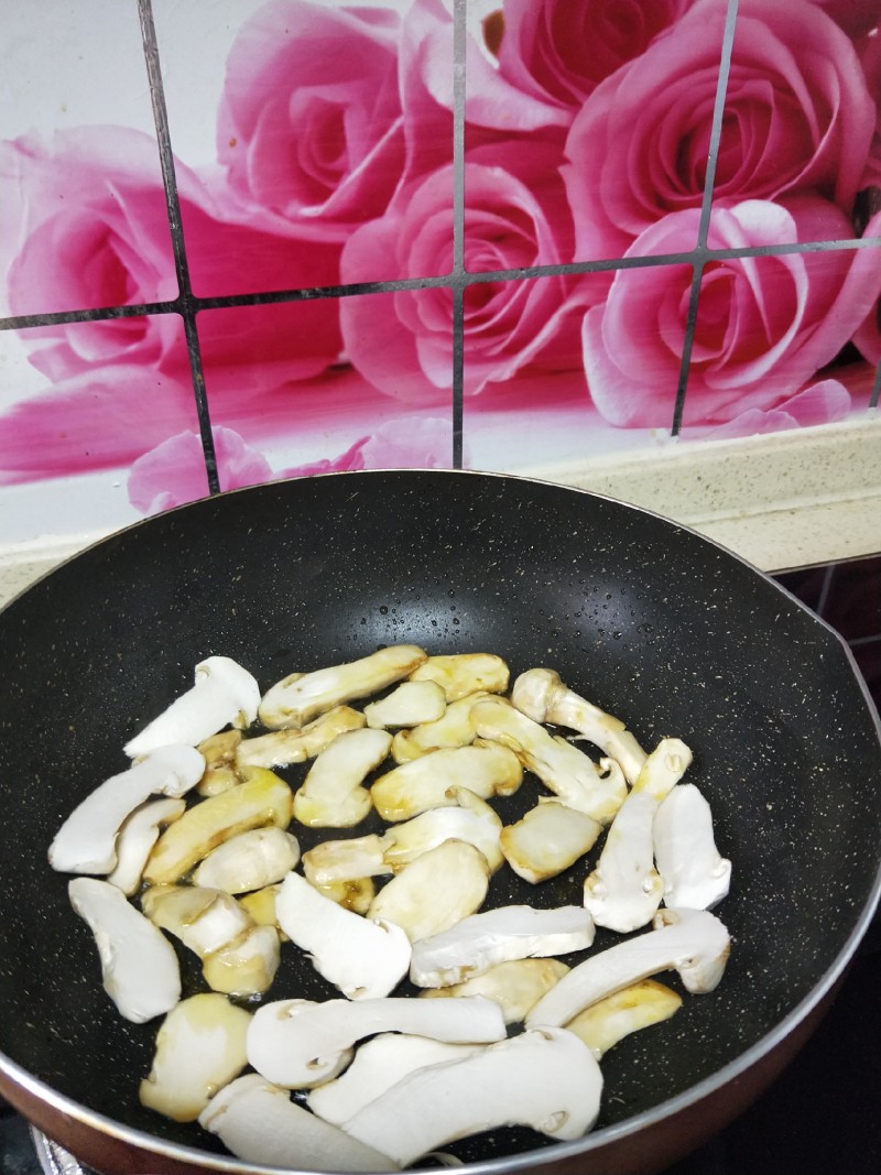 Steps for Making Butter Fried Matsutake Mushrooms