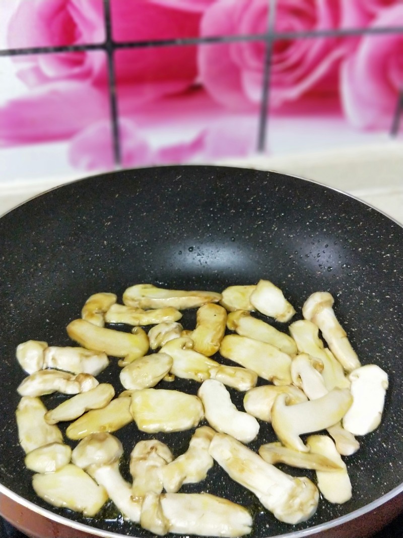 Steps for Making Butter Fried Matsutake Mushrooms