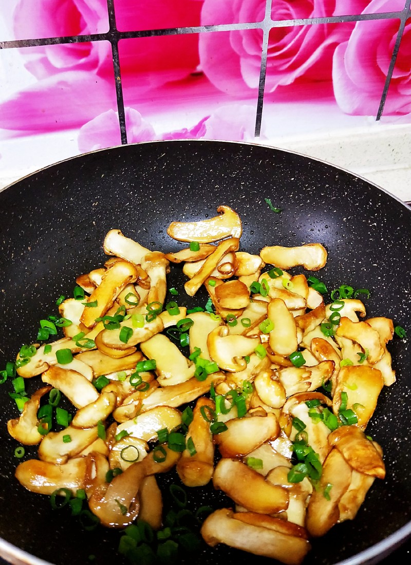 Steps for Making Butter Fried Matsutake Mushrooms