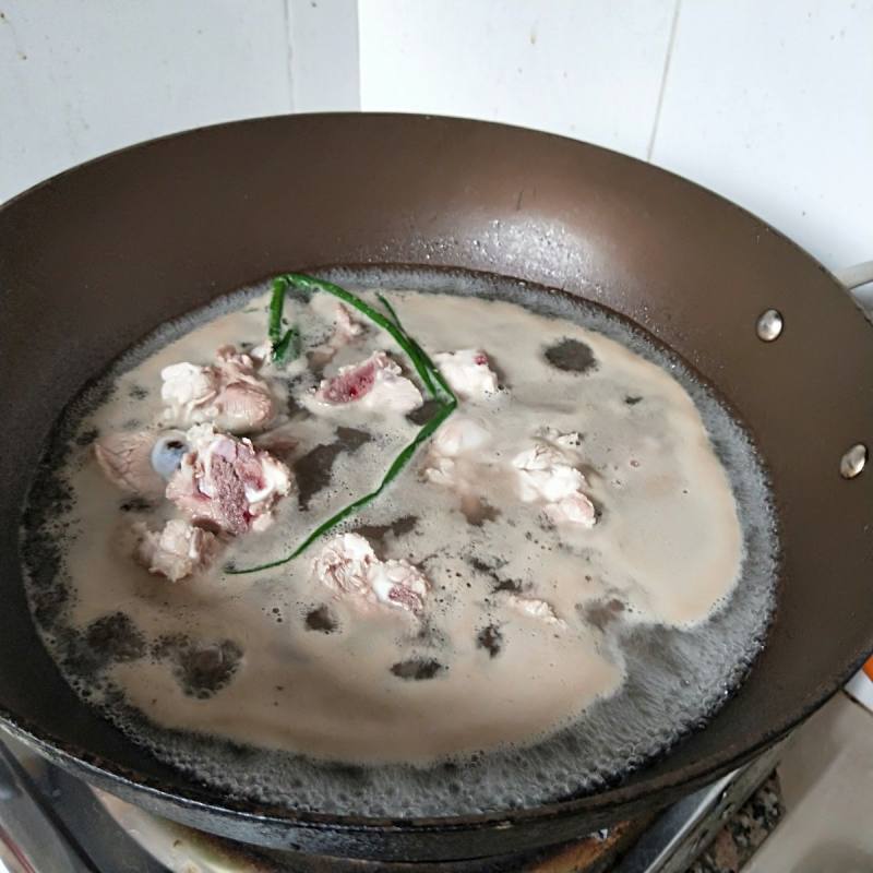 Steps for Making Lotus Root and Pork Rib Soup