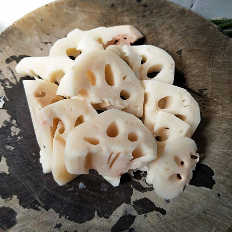 Steps for Making Lotus Root and Pork Rib Soup